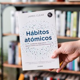 Hábitos Atómicos proporciona valiosas ideas y consejos prácticos para transformar nuestras vidas mediante el poder de los pequeños hábitos