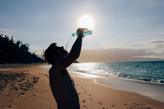 El agua ayuda a impulsar el metabolismo y contribuye a la eliminación de toxinas, facilitando la pérdida de grasa