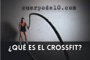 Mujer practicando crossfit usando las cuerdas