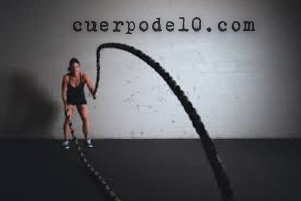 Mujer practicando ejercicio de fuerza con la cuerda de crossfit